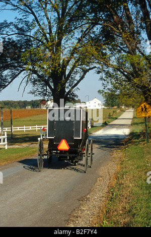 INDIANA Nappanee Amish buggy su una corsia paese rurale strada di attraversamento scuola firmare visto da dietro Foto Stock