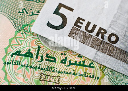 5 Euro nota sulla parte superiore di un Emirati Arabi Uniti 10 Dirhams banconota (testo arabo che mostra) Foto Stock