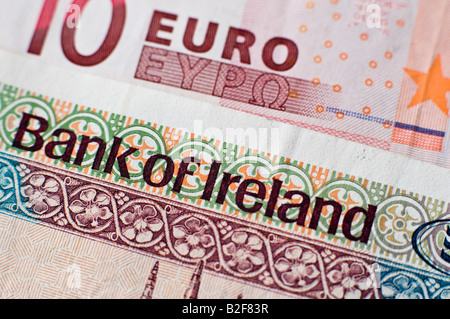 10 di banconote in euro al di sopra di una banca centrale di Irlanda nota banca Foto Stock