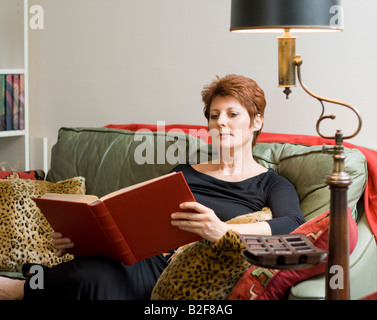 Donna con un libro Foto Stock