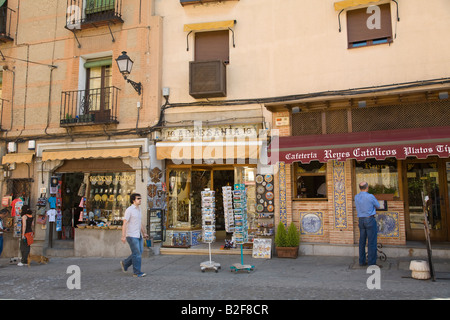 Spagna Toledo cartoline e souvenirs visualizzati nei negozi in tutta da San Juan de los Reyes Monasterio persone guardano visualizza Foto Stock