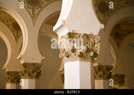 Toledo Spagna moresca di archi a ferro di cavallo e sculture a parete in Sinagoga de Santa Maria la Blanca costruito 1200 Foto Stock