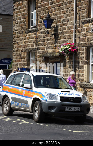 Auto della Polizia al di fuori della stazione di polizia in Bakewell, Derbyshire, England, Regno Unito Foto Stock