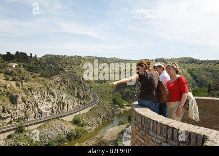 Spagna Toledo tre donna stand a trascurare gorge da Tajo River e Paseo de la Rosa autostrada Foto Stock