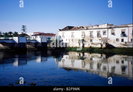 Vista di Tavira e il fiume Gilao Algarve Portogallo Europa Foto Stock