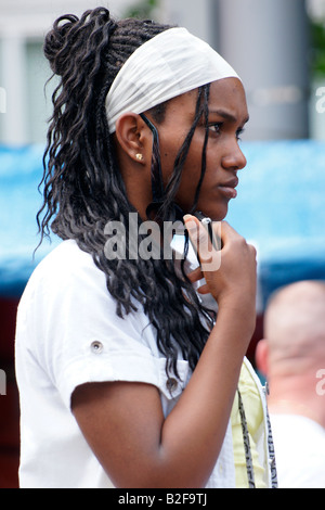 Nero latina girl teen donna con ricci capelli scuri guardando Rotterdam Estate sfilata di carnevale street dance, Paesi Bassi, 2008 Foto Stock