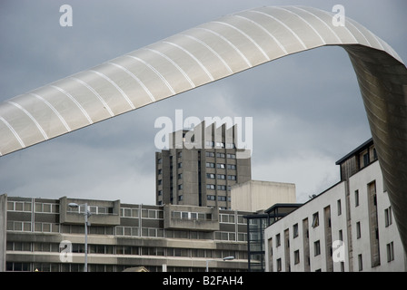 Un alto edificio di appartamenti con il Whittle archi in primo piano, come si vede dal luogo del Millennio a Coventry. Foto Stock