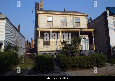 Un pre la guerra in casa nel quartiere di Woodside nel quartiere di Queens a New York NY Foto Stock