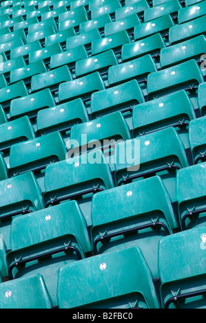 Righe vuote in plastica verde posti in uno stadio sportivo Foto Stock