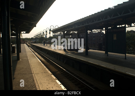 La linea di lavaggio 61 elevata Street Woodside station nel quartiere di Queens a New York Foto Stock