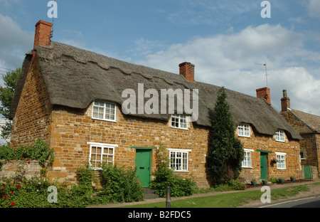 Cottage con il tetto di paglia, Rockingham, Northamptonshire, England, Regno Unito Foto Stock