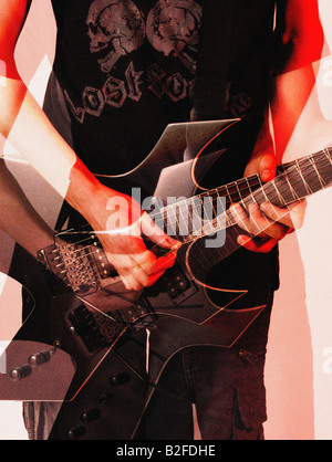 Giovane maschio chitarrista rock & chitarra Foto Stock
