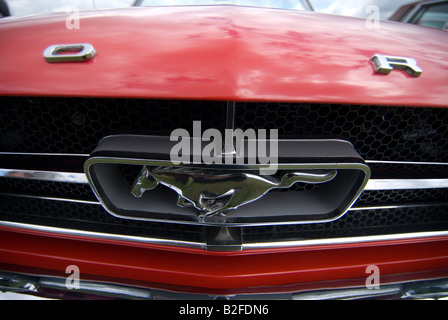 Ford Mustang badge e griglia di dettaglio del cofano Foto Stock