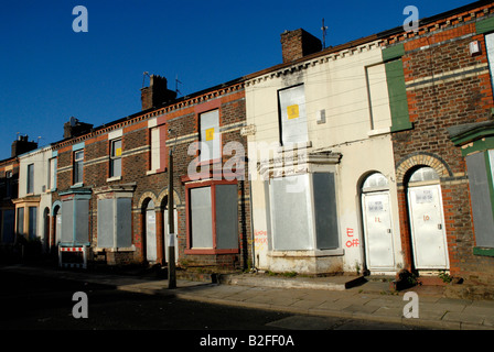 Strada di case vuote su un alloggiamento abbandonati station wagon, Liverpool Foto Stock