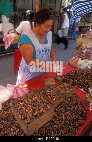 Donna messicana, fornitore di cibo, venditore, vendita di arachidi tostate, mercato del venerdì, villaggio di Ocotlan de Morelos, Ocotlan de Morelos, Stato di Oaxaca, Messico Foto Stock