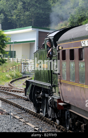 Treno a vapore lasciando Highley stazione sul Severn Valley Railway Shropshire REGNO UNITO Foto Stock