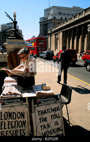 Edicola vicino a banca di Inghilterra Foto Stock