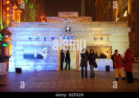 Bar di ghiaccio sulla principale strada turistica a Harbin, Provincia di Heilongjiang, Cina Foto Stock