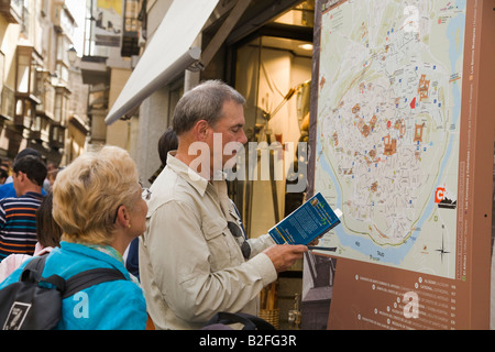 Spagna Toledo viaggiare giovane consultare via Toledo mappa e Rick Steves libro guida trasportare zaini e bagagli Foto Stock