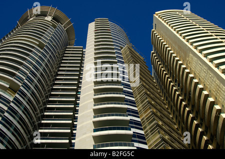 Bassa angolazione del Grosvenor House Torre commerciale, Sheikh Zayed Road, Dubai, Emirati Arabi Uniti Foto Stock
