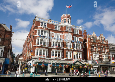 La struttura Scarisbrick Hotel Lord Street nel classico resort e centro città in estate. Southport Merseyside England Regno Unito Gran Bretagna Foto Stock