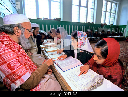 Ragazze che studiano il Corano in una scuola islamica in Bradford Foto Stock