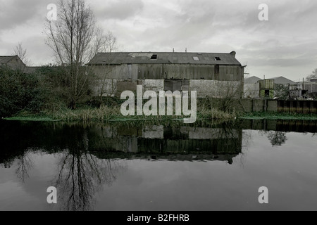 Magazzino abbandonato nei pressi di bow sul Grand Union Canal. 2012 Sito olimpico Foto Stock