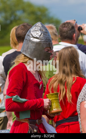 Donna in acciaio casco con tazza di ceramica a Tewkesbury Festival medievale Worcestershire UK UE Foto Stock