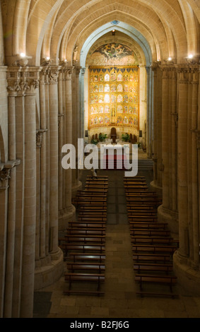 Spagna Salamanca interno del XII secolo'antica cattedrale romanica con colonne pala con scene bibliche di Maria e di Gesù Foto Stock