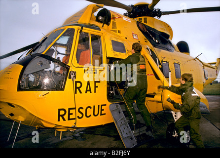 Un equipaggio di emergenza rush su un salvataggio in elicottero durante la chiamata di emergenza Foto Stock