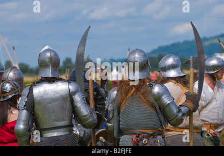 Cavalieri in armatura preparare per la battaglia di Tewkesbury Festival medievale Worcestershire UK UE Foto Stock