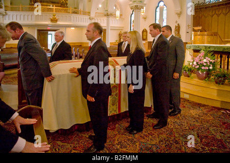 Pallbearers preparare per portare il feretro a un cattolico esequie in Stoneham MA Foto Stock