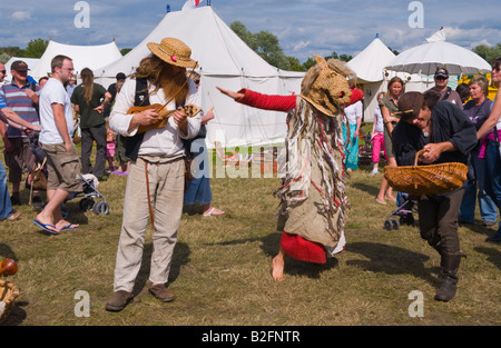 Inglese tradizionale con dancing Tewkesbury Festival medievale Worcestershire UK UE donna con paglia e testa di cavallo Foto Stock