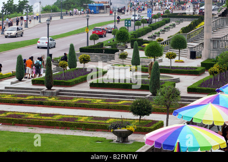 Turisti e formali giardini lungo il fiume Niagara Parkway in Niagara Falls città del Canada Foto Stock