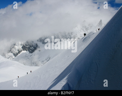 Neve, scalatori, scalare, rock, ghiaccioli, Aigulle Du Midi, Chamonix Mont-Blanc, Francia Foto Stock