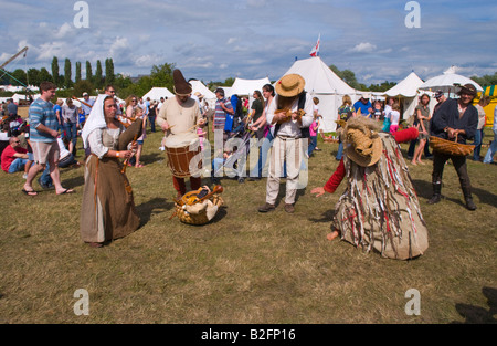 Inglese tradizionale con dancing Tewkesbury Festival medievale Worcestershire UK UE donna con paglia e testa di cavallo Foto Stock