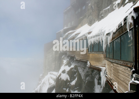 Neve, bridge, rock, ghiaccioli, Aigulle Du Midi, Chamonix Mont-Blanc, Francia Foto Stock