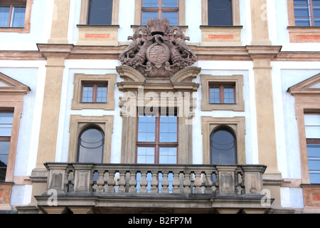 Vista della cresta delle braccia sopra il portale principale e balcone della facciata colorata della Toscana La Toscana o Palazzo ora ministe Foto Stock