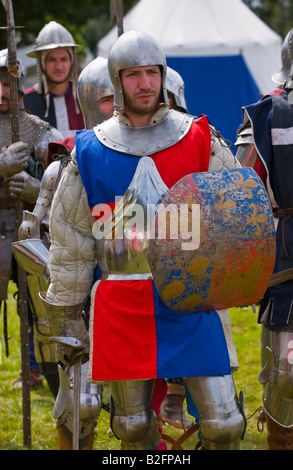 Cavalieri in armatura preparare per la battaglia di Tewkesbury Festival medievale Worcestershire UK UE Foto Stock