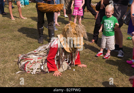 Inglese tradizionale con dancing Tewkesbury Festival medievale Worcestershire UK UE donna con paglia e testa di cavallo Foto Stock