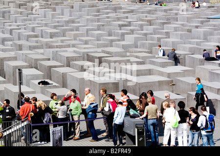 Germania Berlino, i turisti in visita a un monumento al assassinato ebrei di Europa Foto Stock