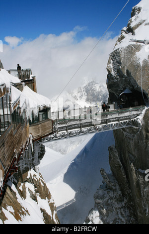 Neve, bridge, rock, ghiaccioli, Aigulle Du Midi, Chamonix Mont-Blanc, Francia Foto Stock