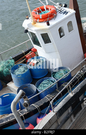 Piccola barca da pesca con reti e linee e cabina a Bridport harbour Dorset Inghilterra Foto Stock