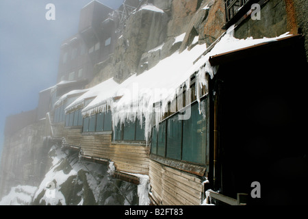 Neve, bridge, rock, ghiaccioli, Aigulle Du Midi, Chamonix Mont-Blanc, Francia Foto Stock