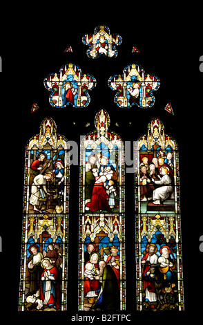 I tre punti luce lancet finestra orientale di St George chiesa raffiguranti scene della vita di Gesù Woolhope Herefordshire Foto Stock