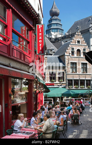 Ristorante sulla strada laterale vicino a Onze Lieve Vrouwekathedraal nel centro della città vecchia, Anversa, Belgio Foto Stock