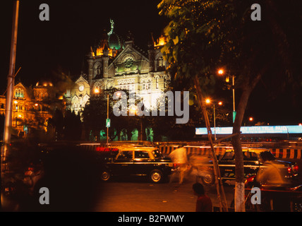 Scena di strada Mumbai stazione ferroviaria, India Foto Stock