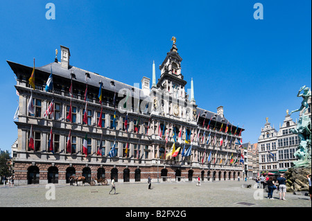 La Stadhuis e Brabo Fontana (Grote Markt) principale piazza nel centro della città vecchia, Anversa, Belgio Foto Stock