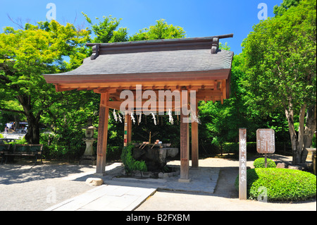 La longevità della fontana, izumi sacrario scintoista, suizen ji jojuen giardino, kumamoto, Prefettura di Kumamoto, Kyushu, Giappone Foto Stock