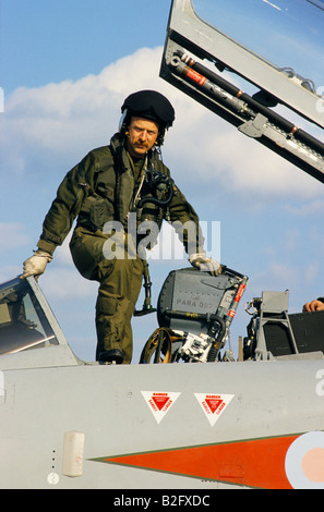 La prossima battaglia della Gran Bretagna pilota da caccia salita nel cockpit TORNADO RAF CONINGSBY 1988 Foto Stock